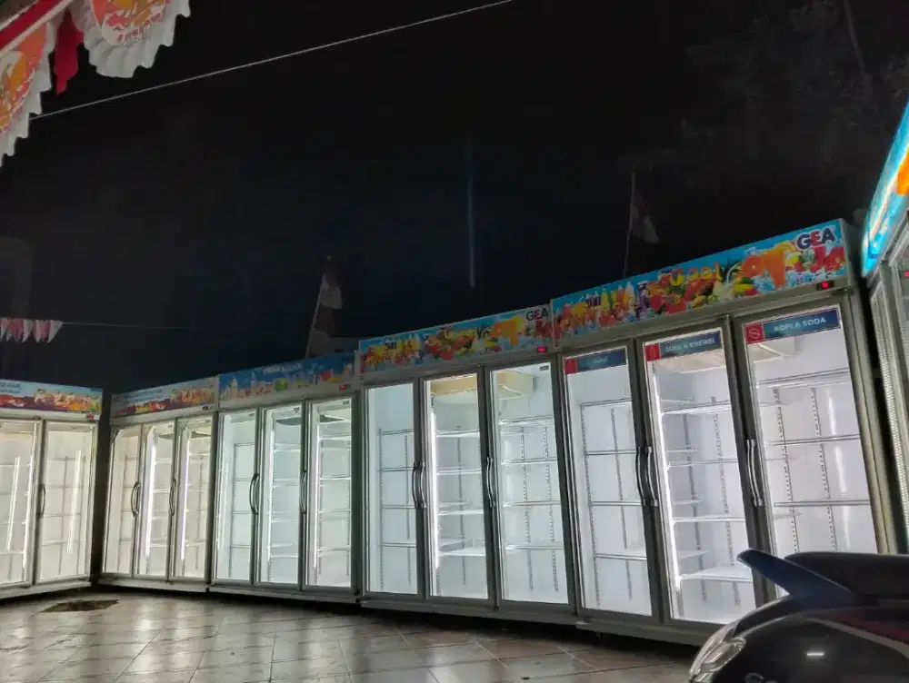 Chiller Showcase 3 pintu merk GEA
