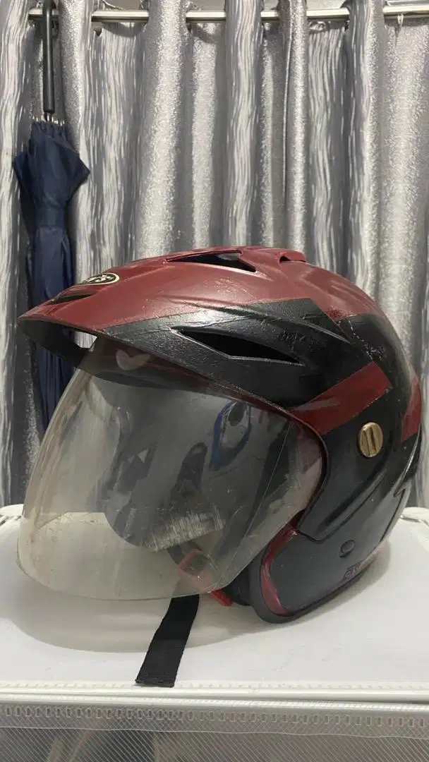 Helm warna merah SNI