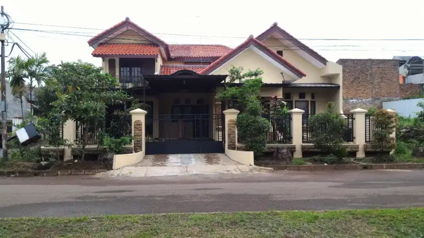 Rumah 2 lantai luas hook di boulevard Cileungai Hijau Bogor