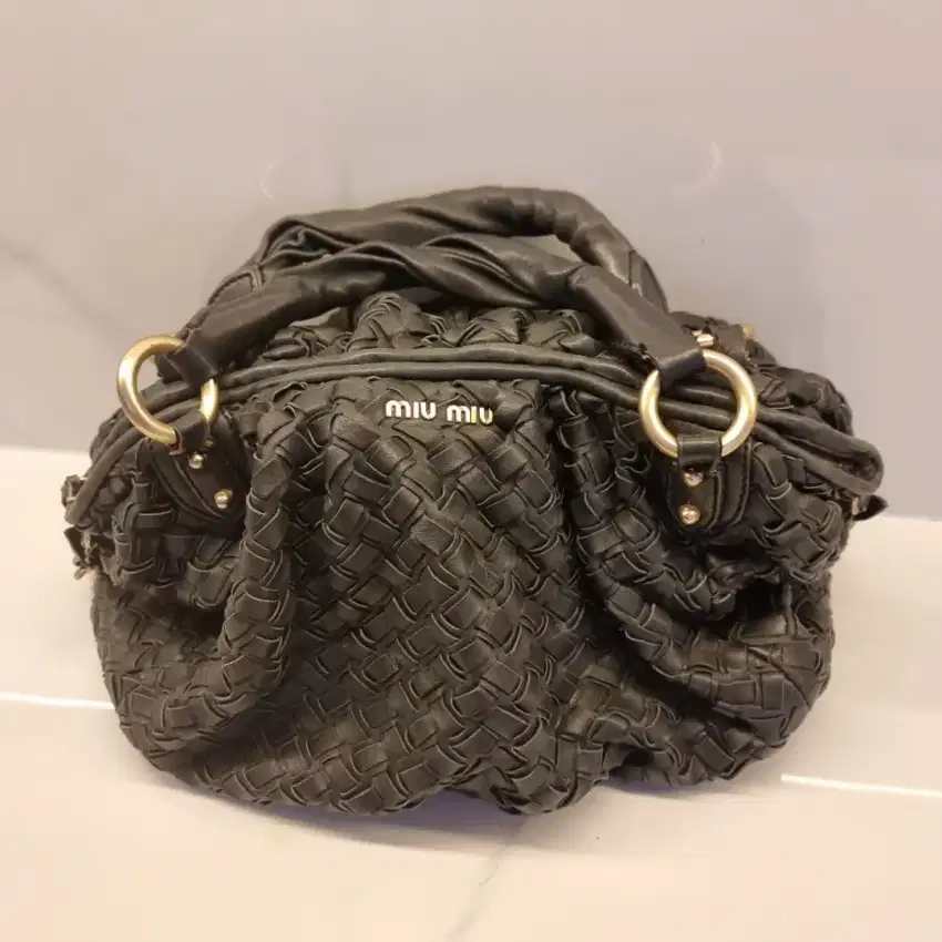 Tas Wanita bekas Mulus Brand MiuMiu Warna Hitam