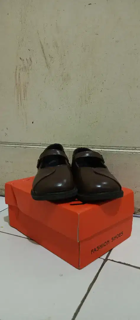 Sepatu vintage anak umur 8 tahun