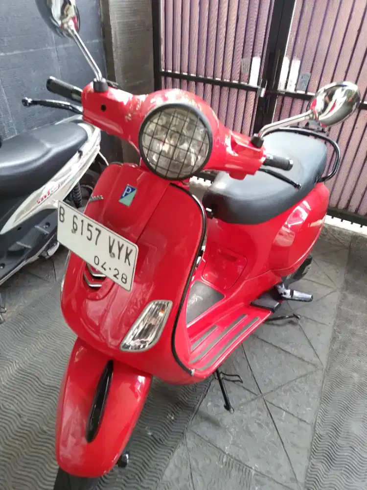 Vespa LX 125 merah