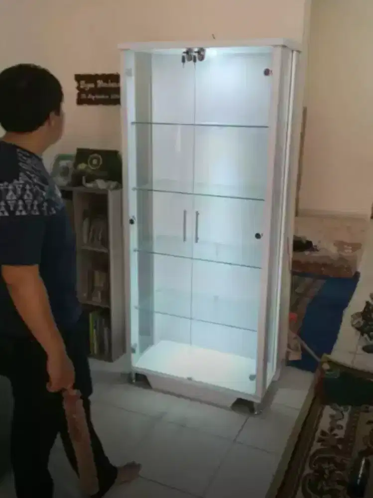 Lemari hias kaca sudut cantik bayar COD