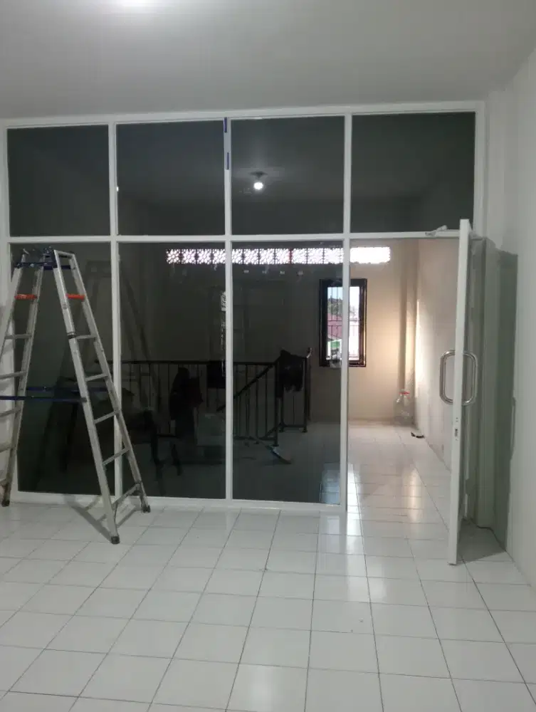 Kusen aluminium Dan kaca mengerjakan