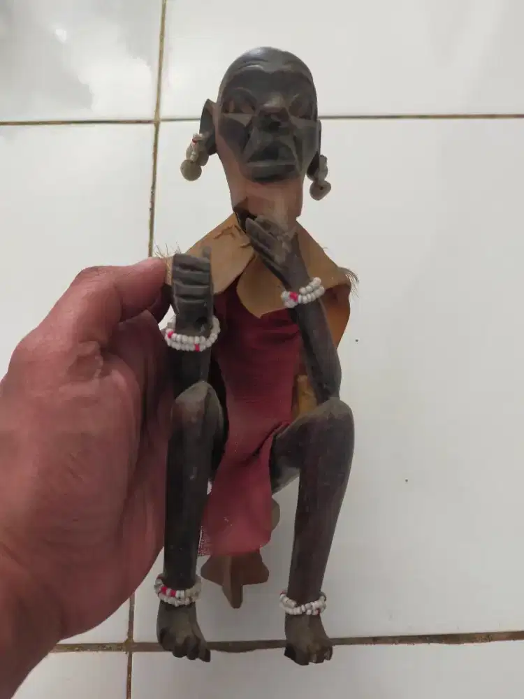 Patung suku adat kayu