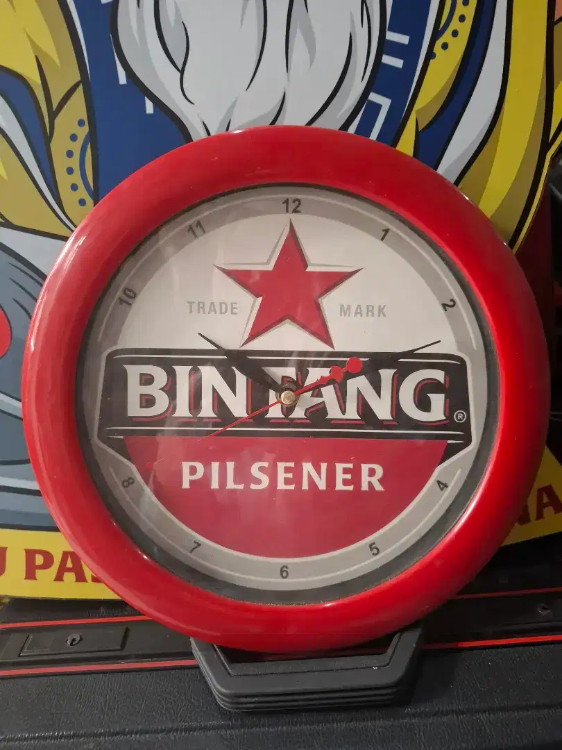 Jam dinding koleksi kondisi nyala