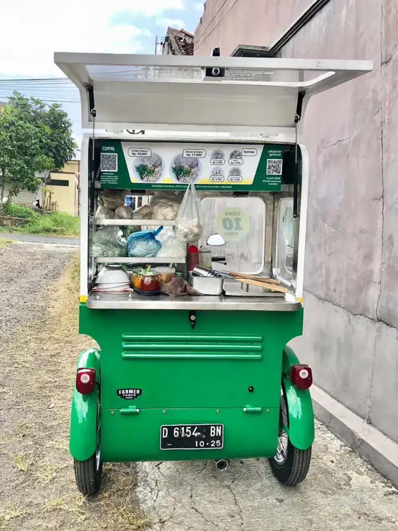 PEDAGANG BAKSO KELILING MENGGUNAKAN MOTOR GEROBAK