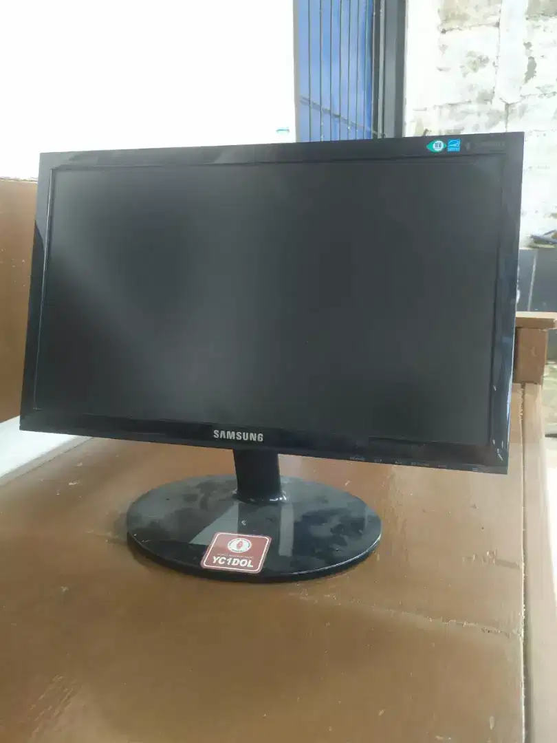 Monitor lcd Samsung 19 in nyala minus