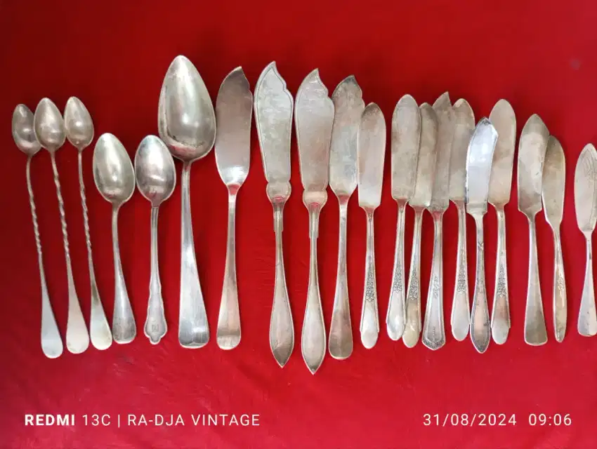 Koleksi peralatan makan vintage silver