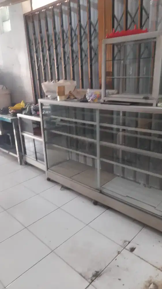 Etalase Kaca tebal