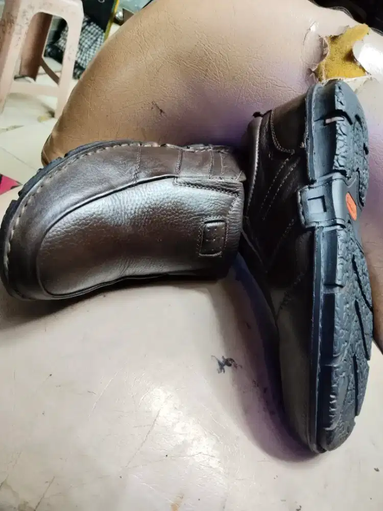 Sepatu bermerk second bekas branded  , larrie,