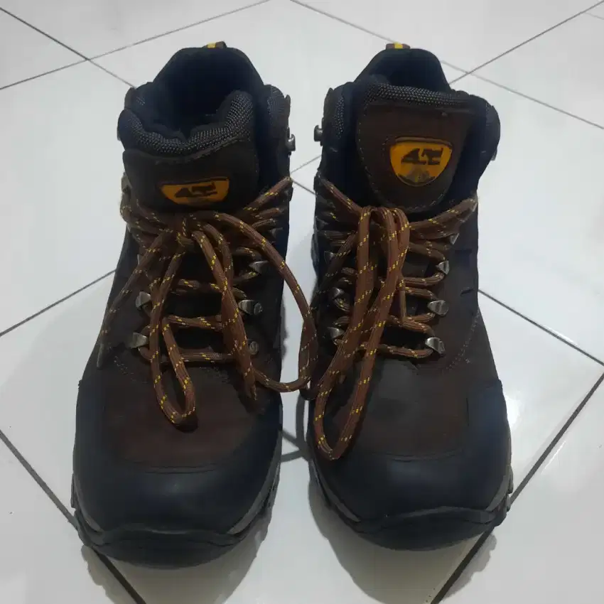 Sepatu gunung rei