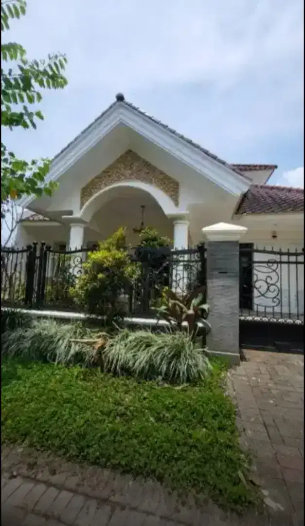 Rumah Lingkungan Perumahan Elite Araya Graha Golf