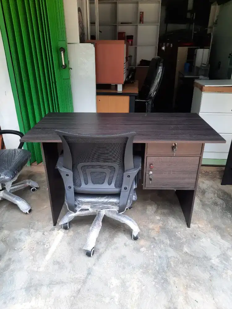 Meja tulis + kursi  full hitam terbaru.