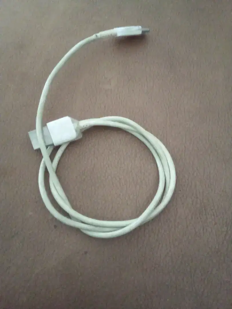 Kabel.jek handphone berwarna putih.