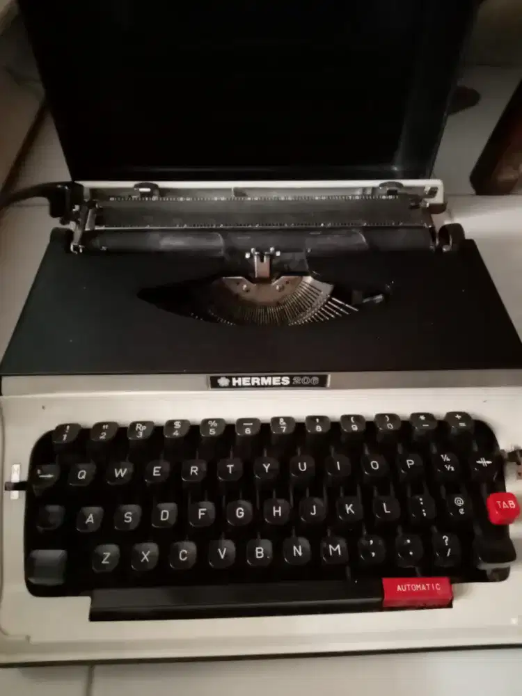 Mesin tik manual merk hermes 206