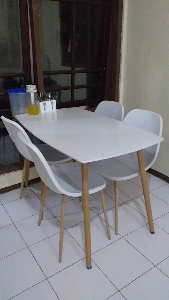 dicari meja makan bekas anda untuk sy beli