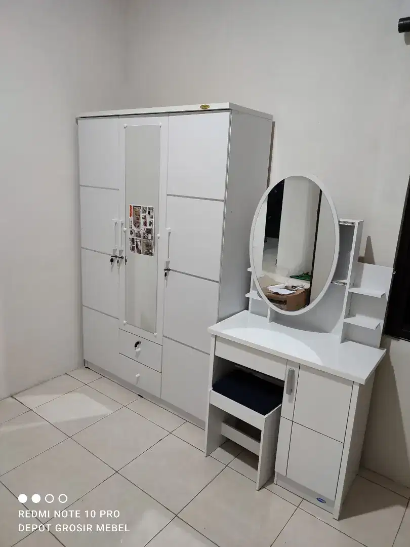 1 Paket Meja Rias + Lemari 3 pintu