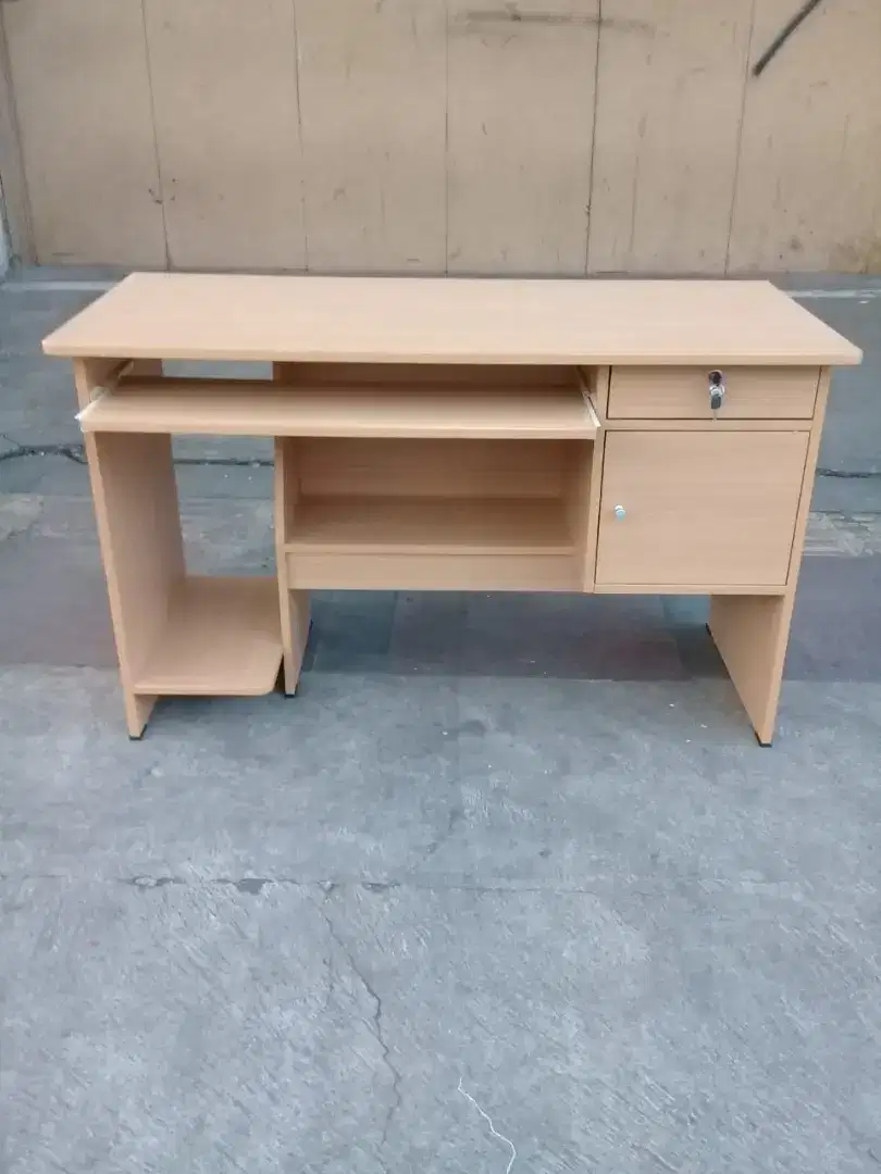 MEJA COMPUTER TINGGI