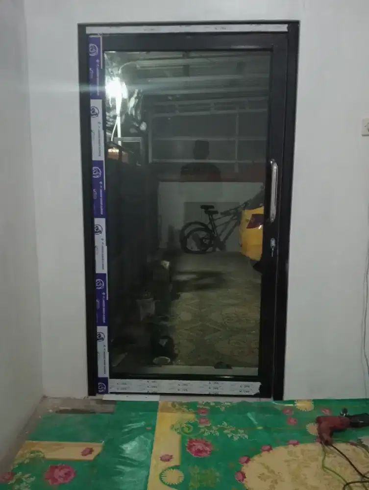 Kusen aluminium kaca pintu