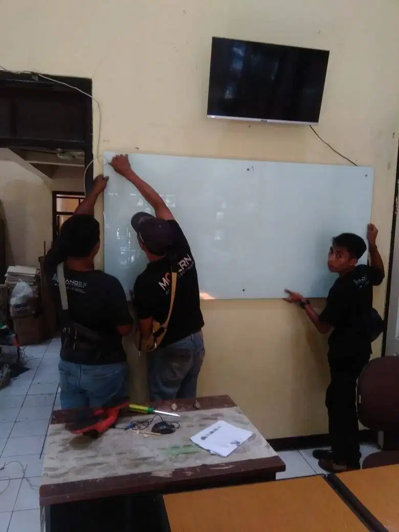 Glassboard Papan Tulis