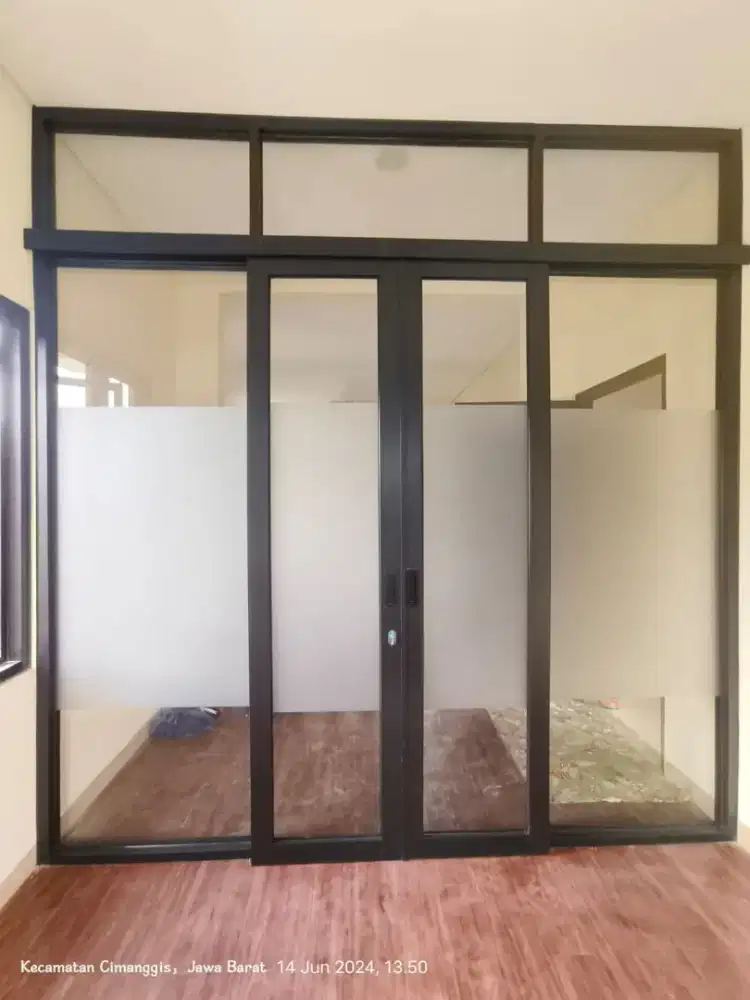 Partisi kaca alumunium