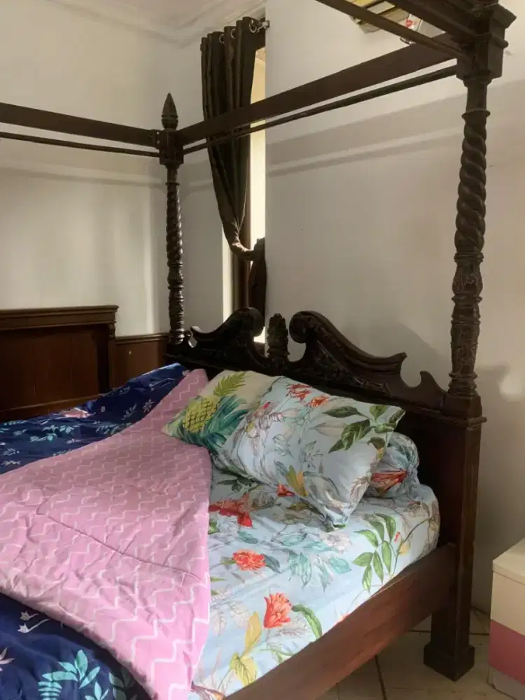 Tempat tidur gebyok kayu jati