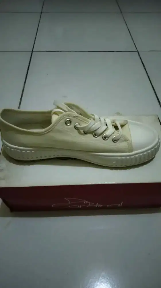 Sepatu casual wanita