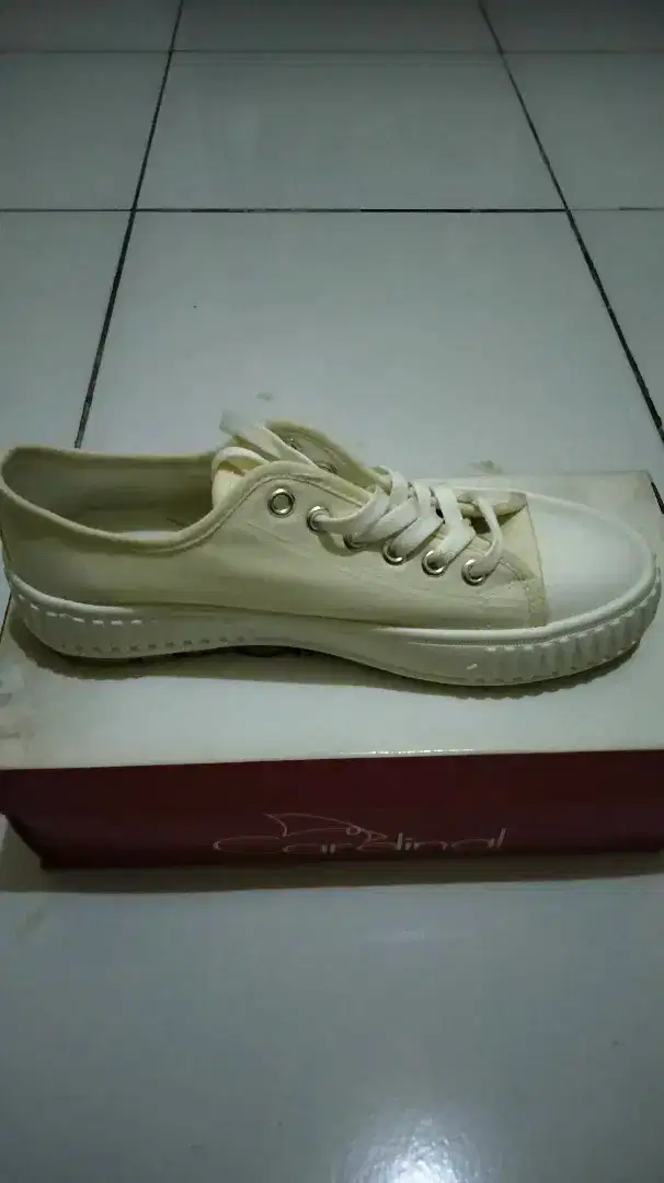 Sepatu casual wanita