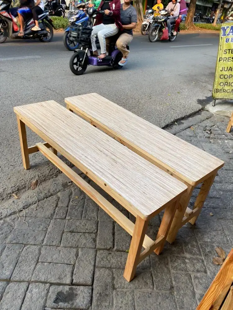 Kursi atau bangku panjang