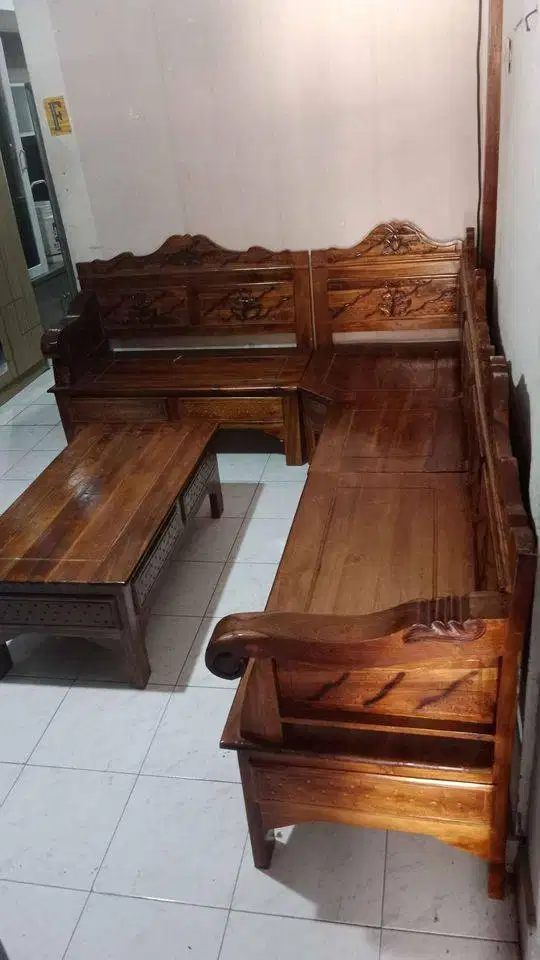 dibeli kursi dan meja kayu anda