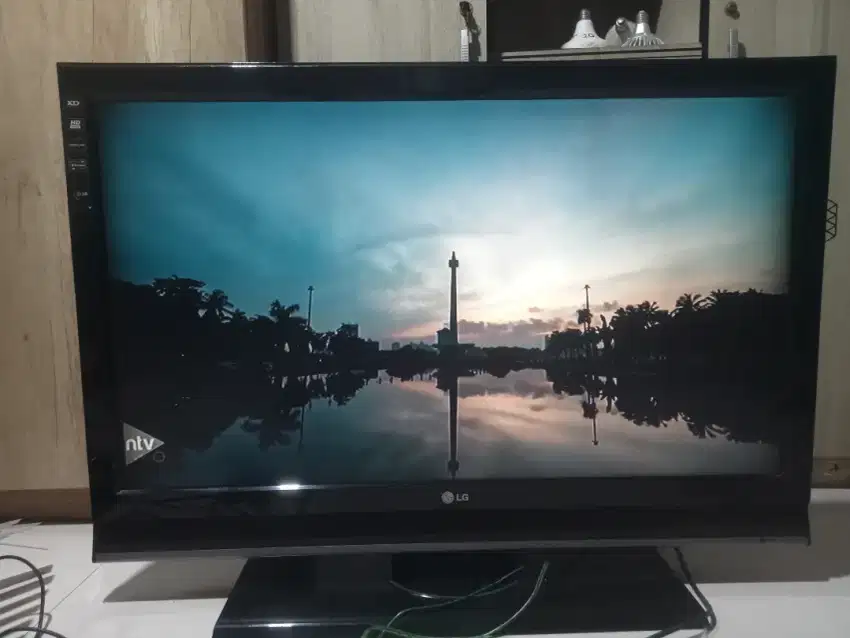 TV LG LCD 42 inch .