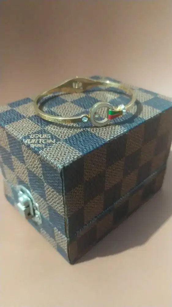 gelang gucci masih baru