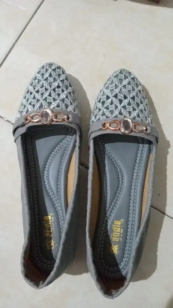 Sepatu flat wanita warna abu2