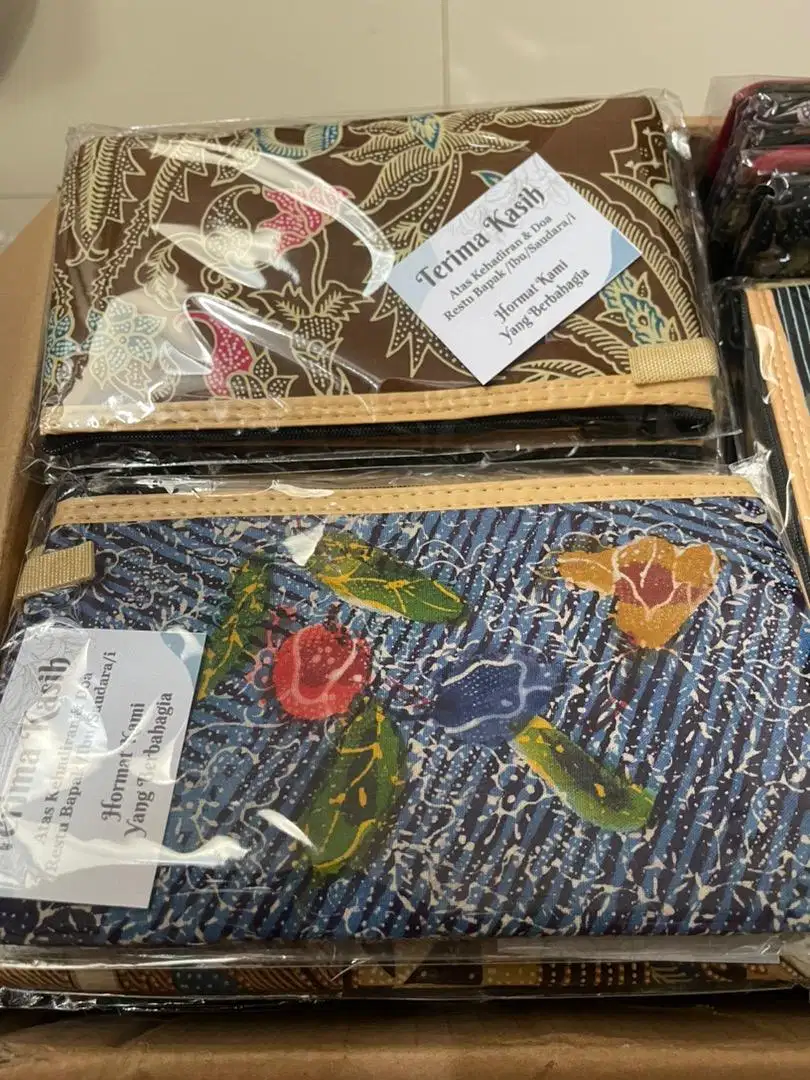 Dompet Souvenir (sudah include plastik dan Kartu ucapan)