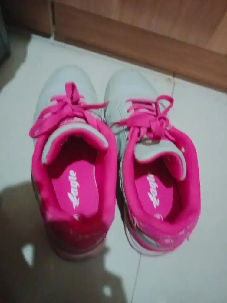 Sepatu eagle pink