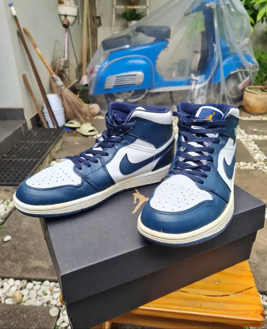 Sepatu - NIKE AIR JORDAN - SZ 42 - WHITE NAVY