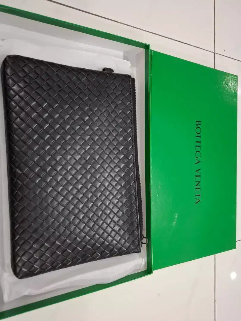 CLUTCH Bottega Veneta CALF LEATHER BLACK FOR MEN FULLSET BOX LIKE NEW