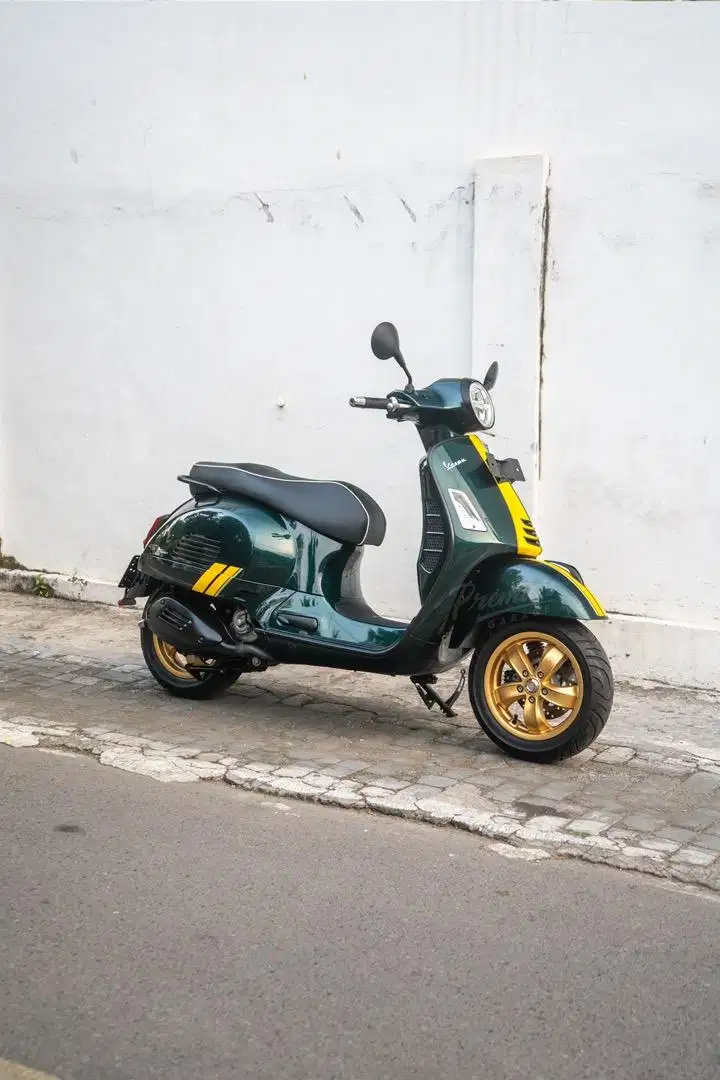 Like New Vespa GTS 300 Limited Racing Sixties Vespa Versi Mewah