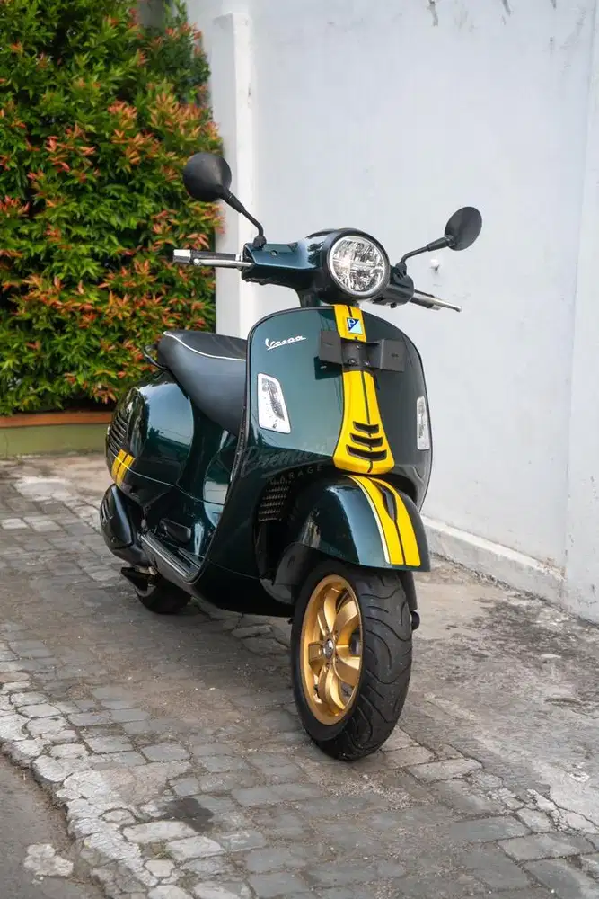 Like New Vespa GTS 300 Limited Racing Sixties Vespa Versi Mewah