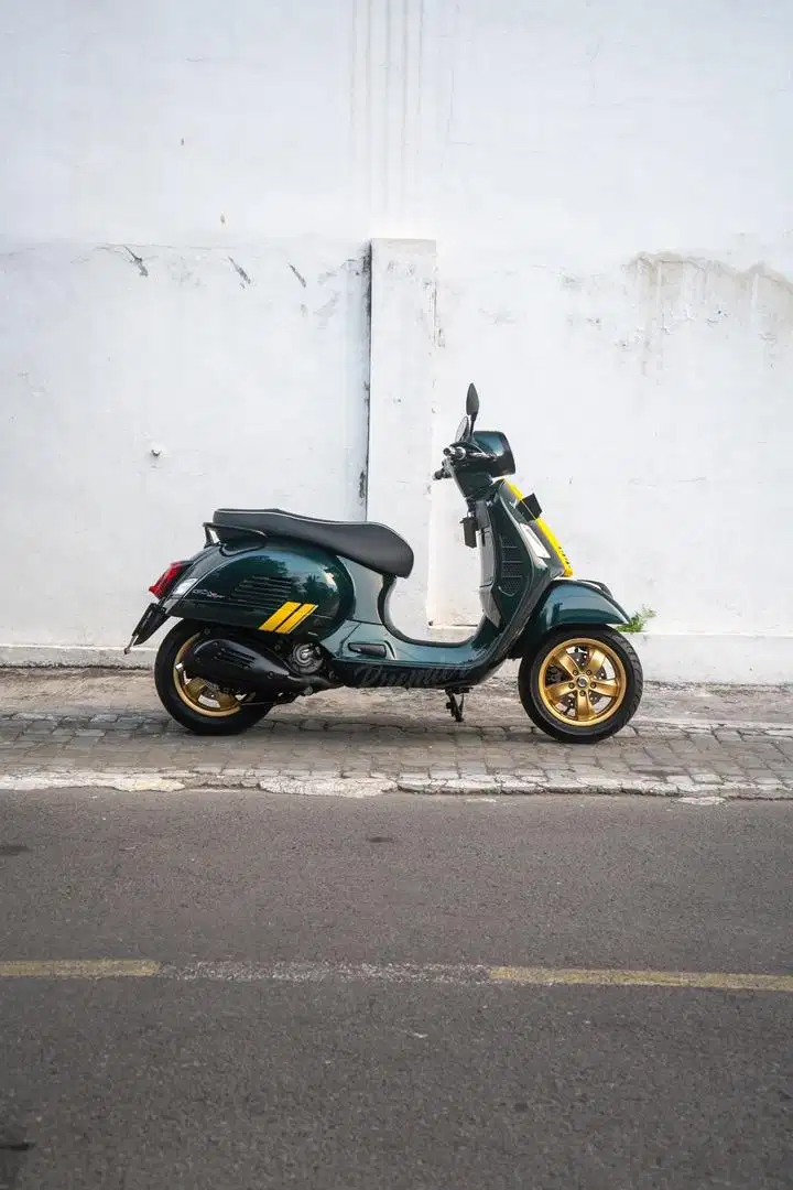 Low ODO Vespa GTS 300 Limited Racing Sixties Collector Item