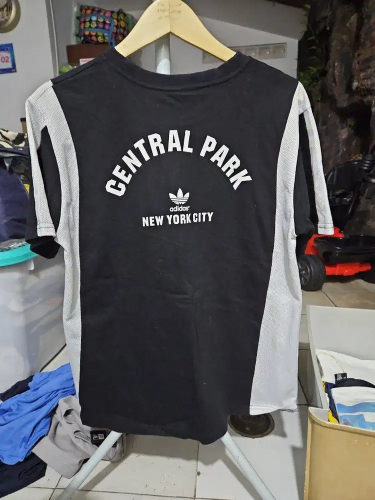 Adidas backprint center logo kaos baju size M