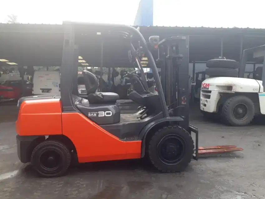 Toyota Forklift kapasitas 3 ton stok banyak