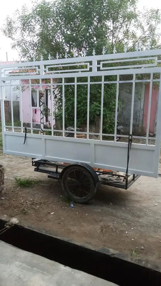Pagar besi dan pintu besi