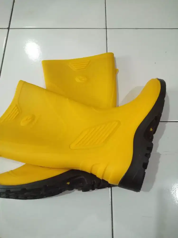 Jual saja sepatu boot kerja 150rb dapat 2psg