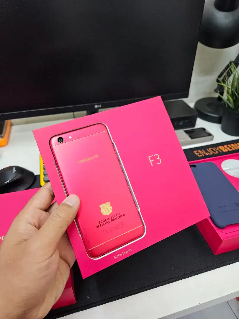 Oppo F3 Limited Edition Barcelona plus Emas emblem 24 karat di Body hp