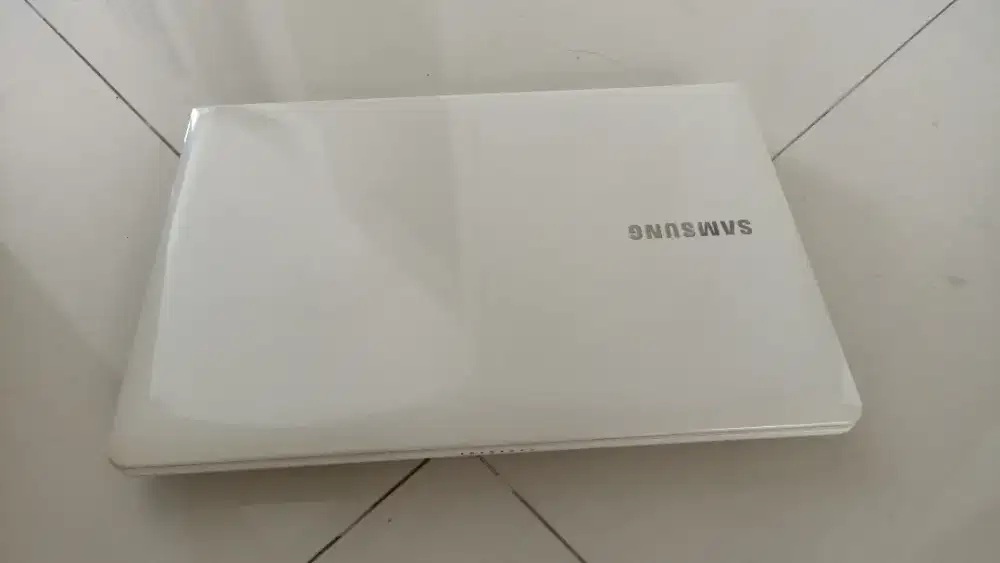 Laptop Samsung warna putih