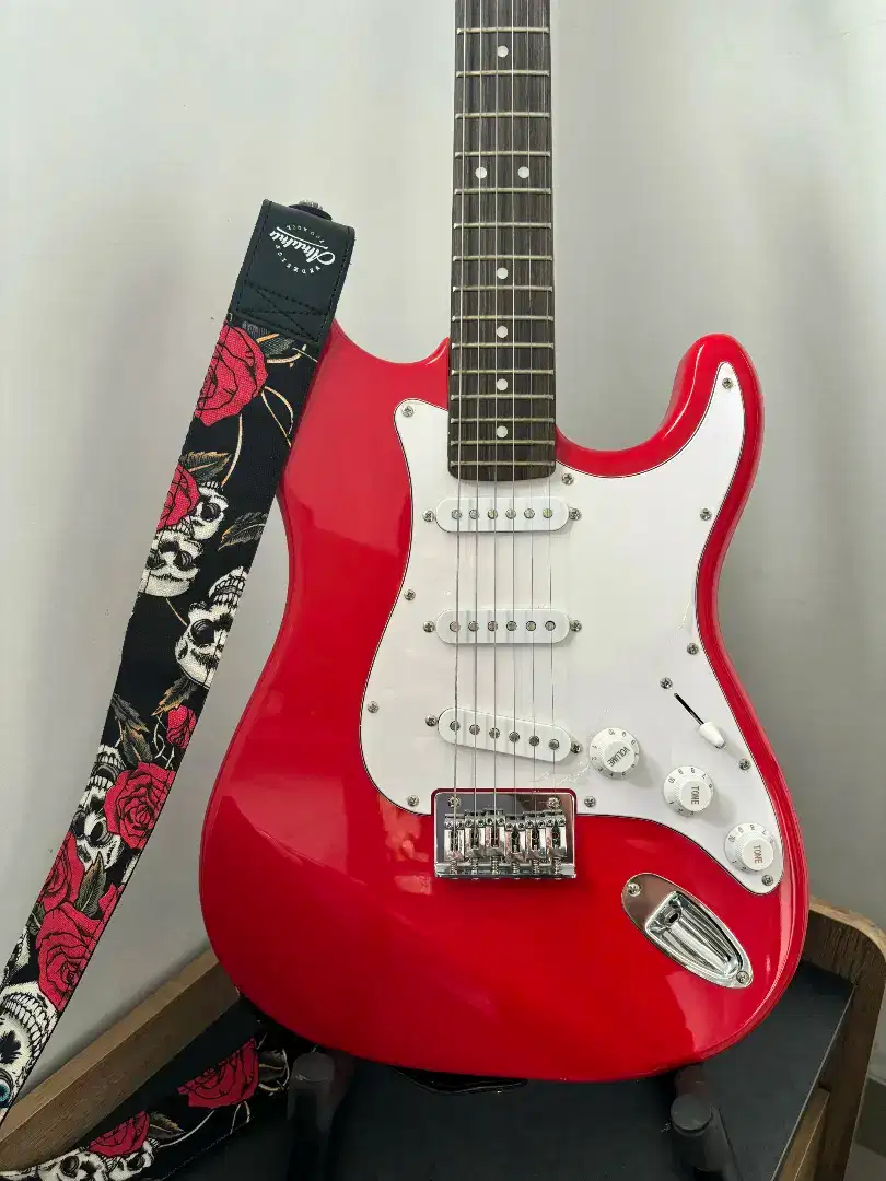 Squier MM Stratocaster Merah