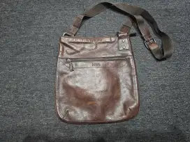 Tas Selempang Sling Bags Fossil Brands. Bahan kulit asli like new