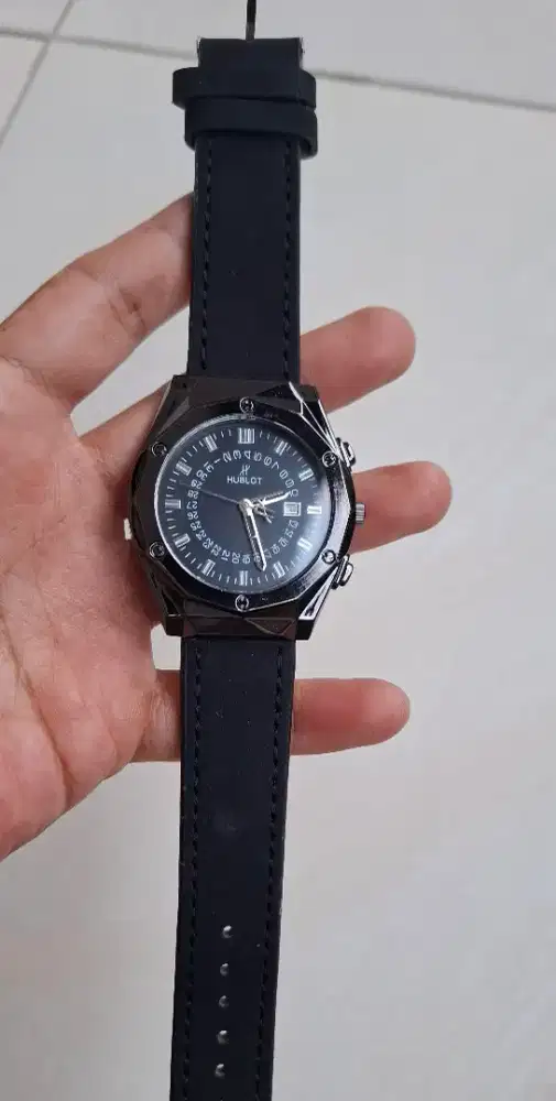 Jam tangan hitam